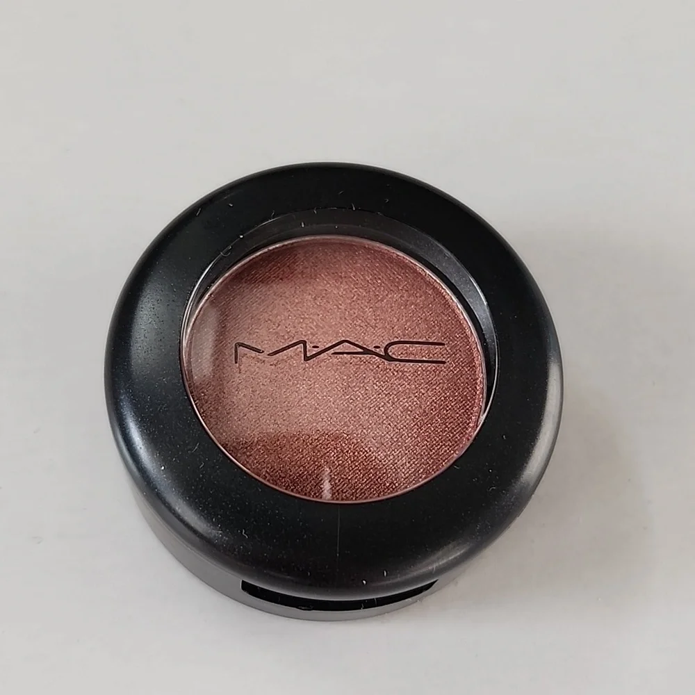 Mac Cosmetics Eyeshadow in Expensive Pink - Picture 1 of 3